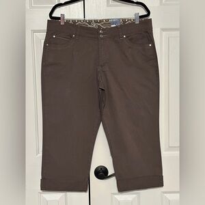 Bandolino Brown Cuffed Capri Pants NWT Cotton Stretch Size 16